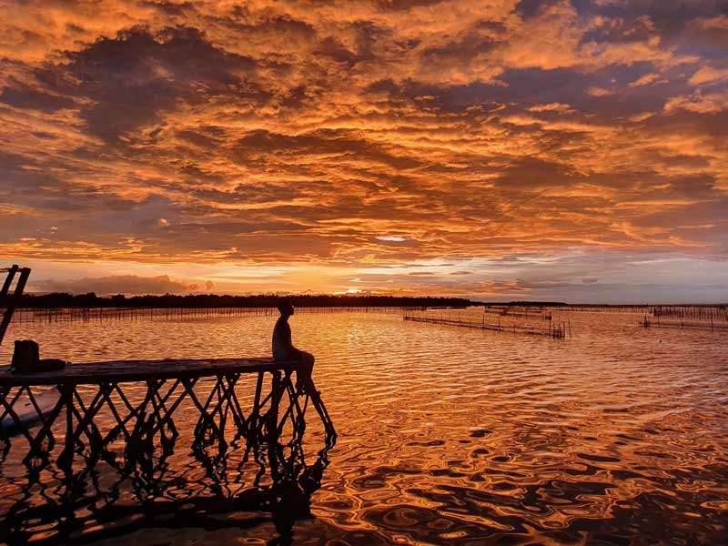 Ghé thăm phá Tam Giang, bạn đừng quên thăm làng chài Thái Dương Hạ, ngôi làng cổ nằm trên một ốc đảo nhỏ trên phá với bốn bề mênh mông nước. Ảnh: Epark Tam Giang Lagoon - Phá Tam Giang.