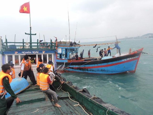 Quảng Trị: Lên phương án dùng trực thăng cứu người gặp nạn trên biển 