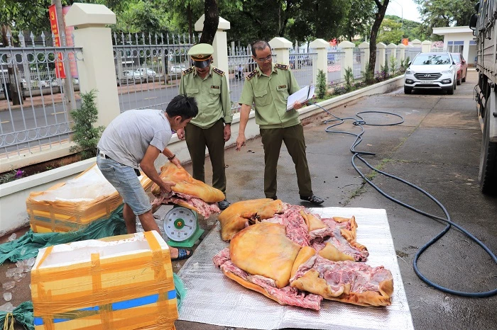 Lực lượng chức năng phát hiện 3 tạ thịt heo bốc mùi hôi thối tại Đắk Lắk.