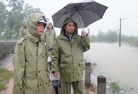 Phó Chủ tịch UBND tỉnh Nguyễn Văn Phương (trái) chỉ đạo công tác ứng phó mưa lũ