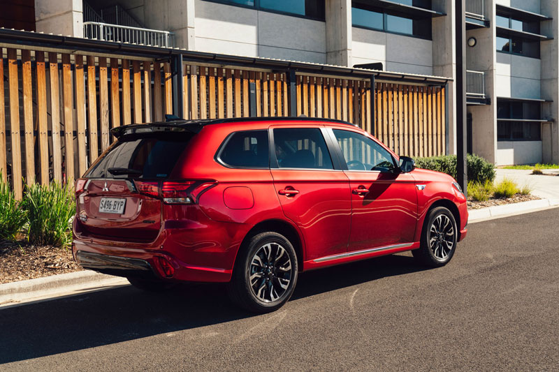 Mitsubishi Outlander PHEV 2021 chốt giá gần 800 triệu đồng