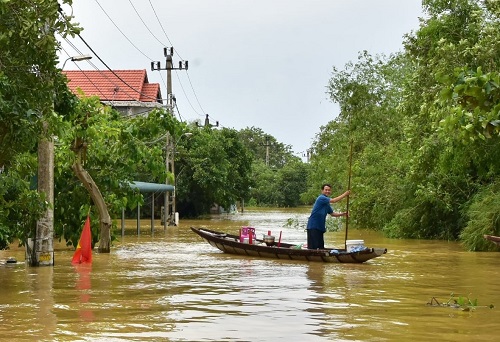 Thừa Thiên Huế: 24.520 nhà dân bị ngập, sơ tán 2.865 hộ dân, kích hoạt công tác cứu trợ