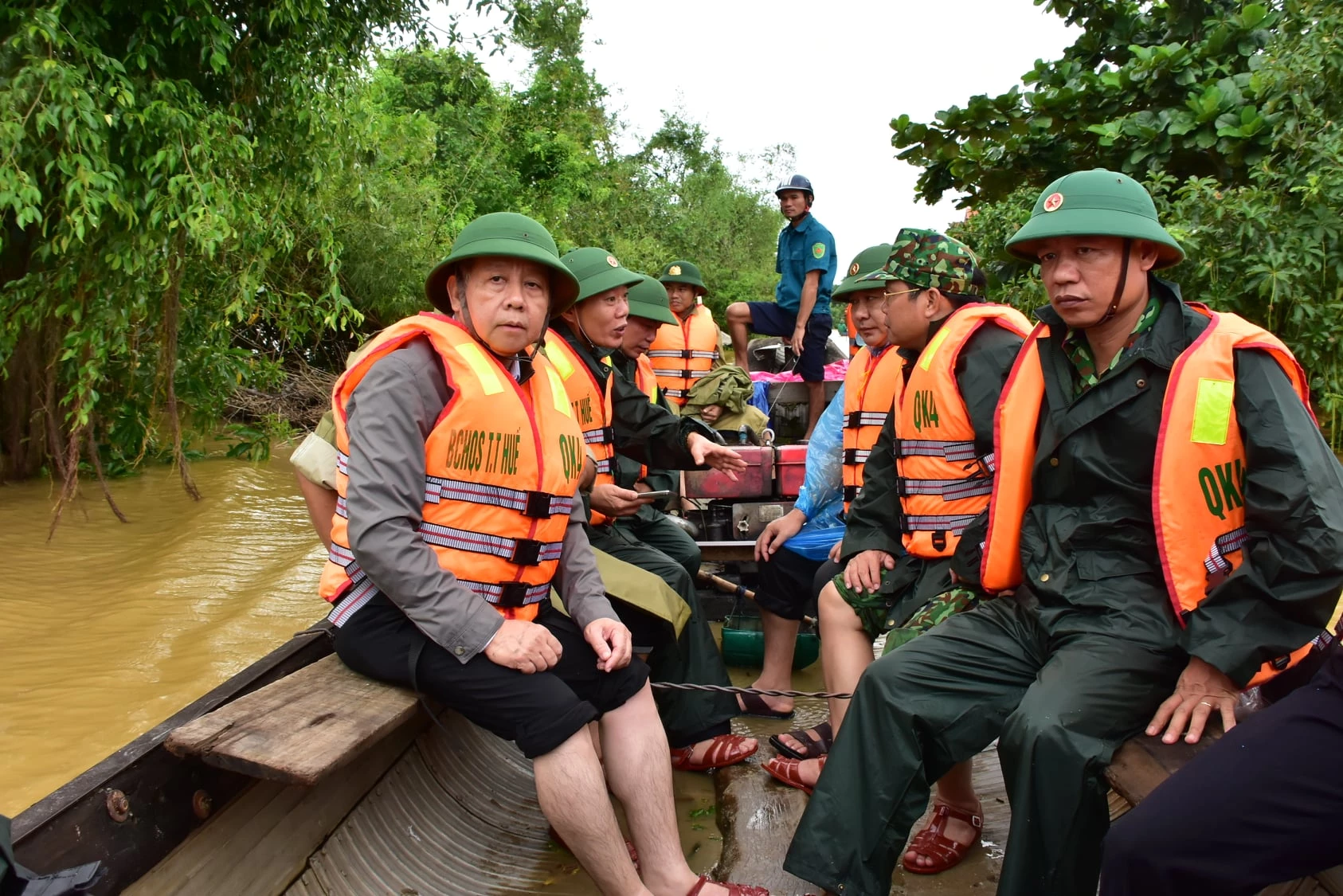 Chủ tịch UBND tỉnh Thừa Thiên Huế Phan Ngọc Thọ cùng lực lượng chức năng vào vùng rốn lũ kiểm tra công tác phòng chống mưa lũ và thăm hỏi, tặng quà người dân. 