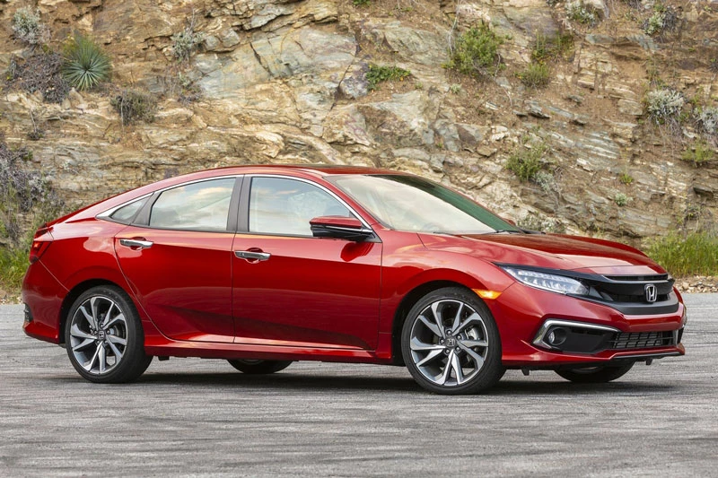 2. Honda Civic 2020 (giá khởi điểm: 19.850 USD, điểm tổng thể: 8,5/10).