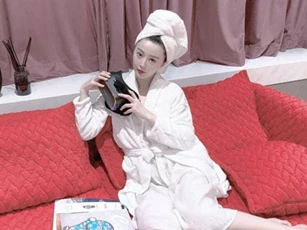 Phạm Băng Băng khoe làn da trắng bật tông nhưng dân mạng lại chỉ chú ý đến không gian sống sang chảnh của cô