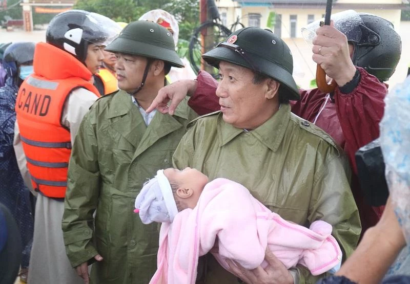 Ông Hà Sỹ Đồng - Phó Chủ tịch Thường trực UBND tỉnh trực tiếp bồng em bé đưa đến nơi an toàn.