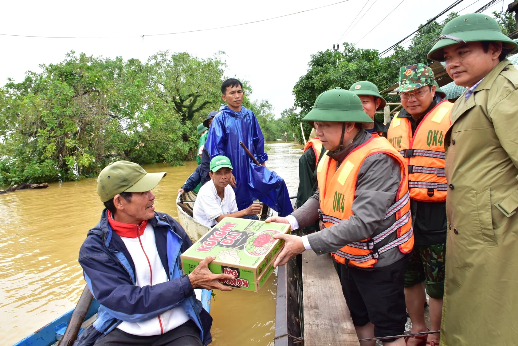 Ông Phan Ngọc Thọ tặng quà hỗ trợ người dân vùng trũng huyện Phong Điền.