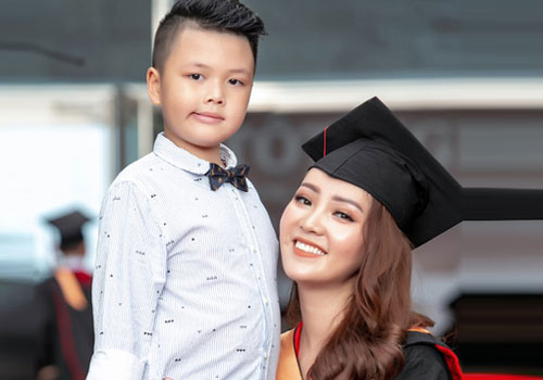 Th&#x1EE5;y V&#xE2;n: &#x27;Con trai kh&#xF4;ng ngh&#x129; t&#xF4;i l&#xE0; ng&#x1B0;&#x1EDD;i n&#x1ED5;i ti&#x1EBF;ng&#x27;