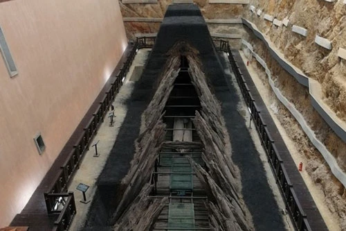 Buồng mộ tam giác có chiều dài 30m. (Ảnh: Kknews)
