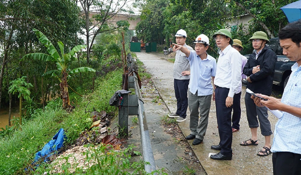 Đoàn công tác của Văn phòng Ban Chỉ đạo Trung ương về Phòng chống thiên tai đi kiểm tra thực địa mực nước lũ trên các sông trên địa bàn tỉnh Thừa Thiên Huế.