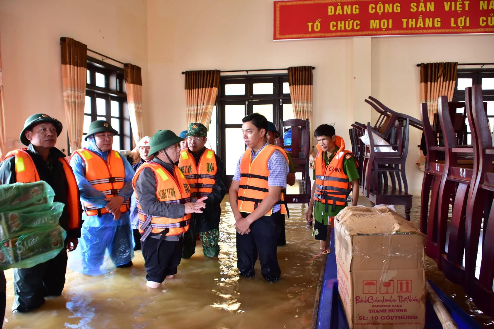 Chủ tịch UBND tỉnh Thừa Thiên Huế Phan Ngọc Thọ động viên lực lượng ứng trực phòng chống lũ tại cơ sở.