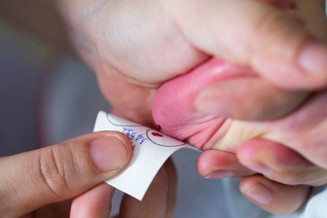 Điều kỳ diệu đằng sau giọt máu lấy ở gót chân trẻ sơ sinh