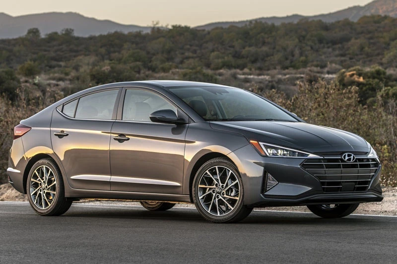 7. Hyundai Elantra 2020 (giá khởi điểm: 19.150 USD, điểm tổng thể: 8,1/10). 7. Hyundai Elantra 2020 (giá khởi điểm: 19.150 USD, điểm tổng thể: 8,1/10).