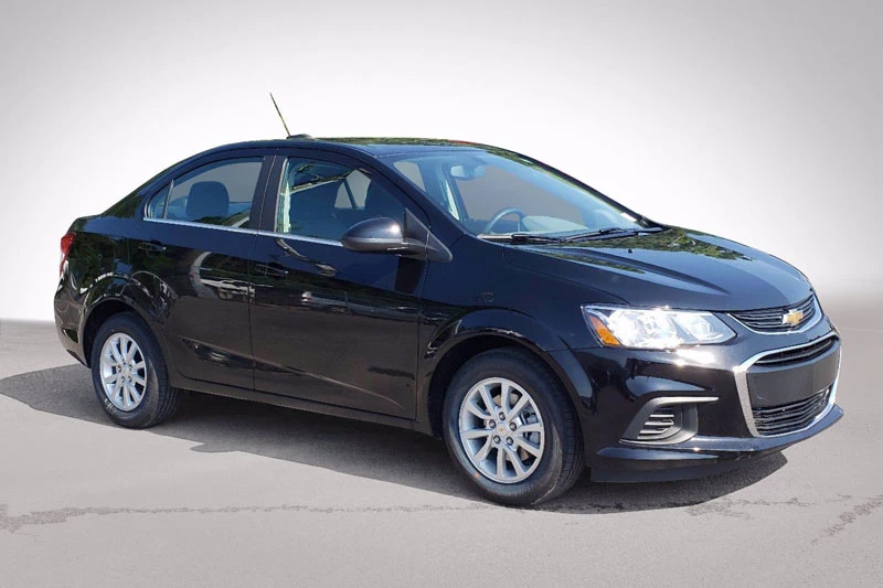 8. Chevrolet Sonic 2020 (giá khởi điểm: 16.720 USD, điểm tổng thể: 8/10).