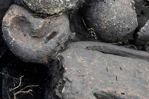 Bí ẩn 2 cặp nam nữ nằm úp lên nhau trong mộ cổ 5.000 năm