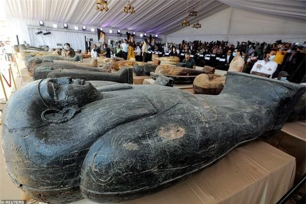 Hé lộ xác ướp 2.500 năm tuổi bên trong quan tài cổ ở Ai Cập