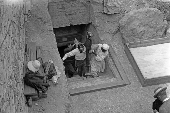 Khoảnh khắc các cổ vật được đưa lên từ lăng mộ Tutankhamun