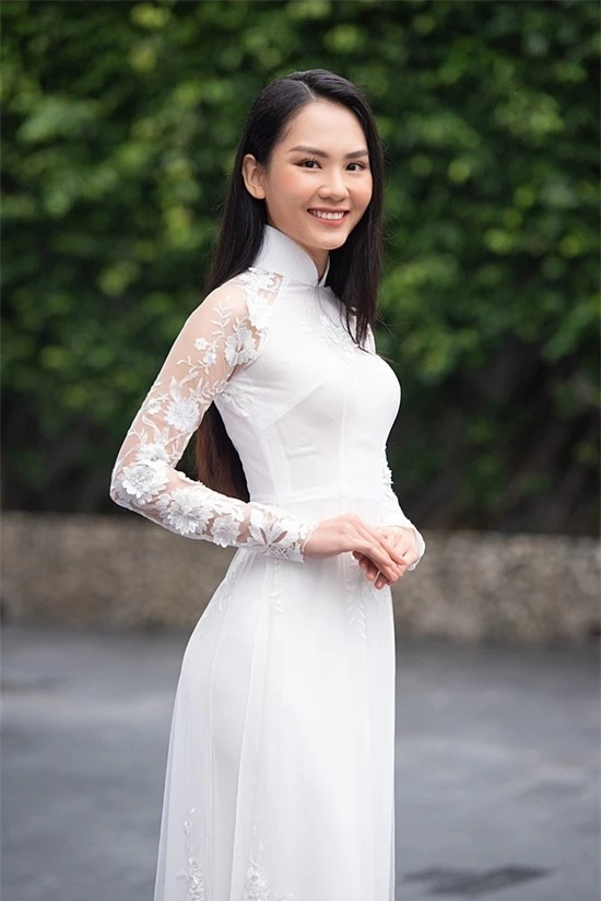 Ngoài học vấn, Mai Phương sở hữu gương mặt thanh tú, nụ cười tươi.
