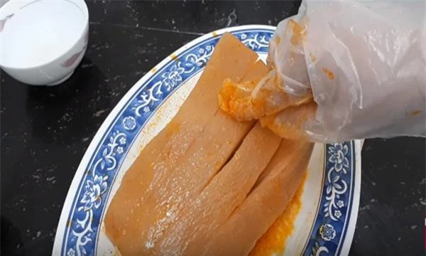 Ướp thịt ba chỉ vàng ươm, giòn bì, thịt thơm mềm hết ý lại siêu dễ ai cũng làm được - Ảnh 9. Ướp thịt ba chỉ vàng ươm, giòn bì, thịt thơm mềm hết ý lại siêu dễ ai cũng làm được - Ảnh 9.