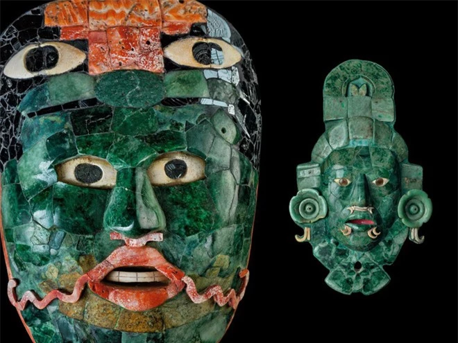 Mặt nạ ngọc bích được tìm thấy trong một ngôi mộ ở đô thành Calakmul được cho là quý hơn vàng, vì theo quan niệm của người Maya ngọc bích gợi nên sự tái sinh và chu kỳ nông nghiệp hàng năm.