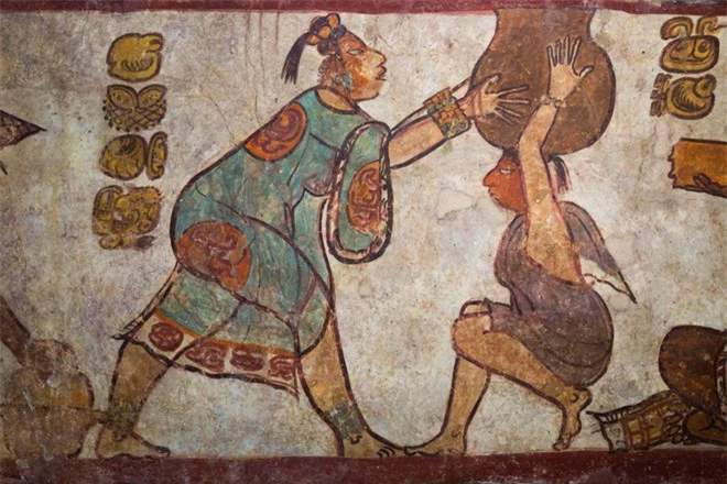 Một bức bích họa bên cạnh một kim tự tháp ở Calakmul cho thấy một cảnh tượng hiếm hoi về cuộc sống hàng ngày của người Maya dưới sự trị vì của các vị vua rắn. Đó là hình ảnh người phụ nữ mặc áo xanh đang giúp một người đội cái nồi cháo lớn.