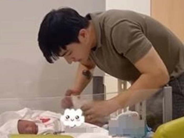 Đẹp trai lại chăm vợ đẻ cực khéo, nam ca sĩ vẫn bị dân mạng chê 'làm màu'