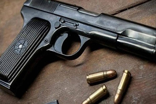 Cướp cò khi khoe súng tự chế mua trên mạng, một người tử vong