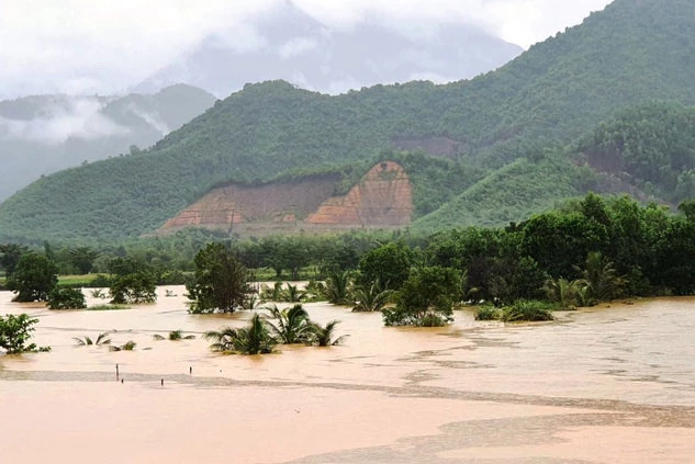 Lũ lụt gây thiệt hại nặng nề cho các tỉnh miền Trung. (Ảnh: Báo điện tử Nhân dân)