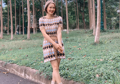 Sau loạt ảnh sang chảnh, Hồng Diễm lại bất ngờ "hack" tuổi