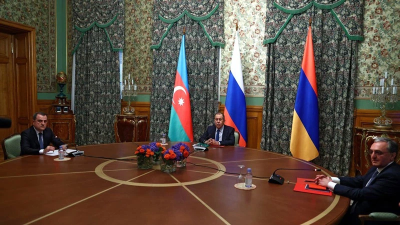 Từ trái qua phải: Ngoại trưởng Azerbaijan Jeyhun Bayramov, Ngoại trưởng Nga Sergey Lavrov và Ngoại trưởng Armenia Zohrab Mnatsakanyan. Ảnh: Sputnik