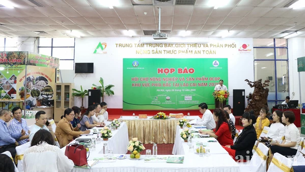 họp báo về Hội chợ nông nghiệp và sản phẩm OCOP khu vực phía Bắc tại Lào Cai năm 2020.