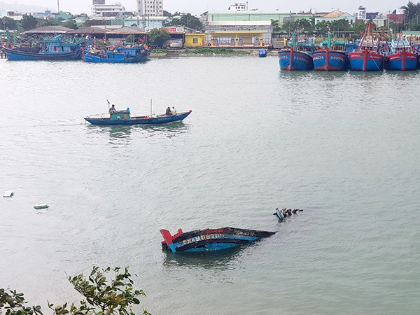 Tàu cá của ngư dân bị chìm tại khu vực Âu thuyền, cảng cá Thọ Quang