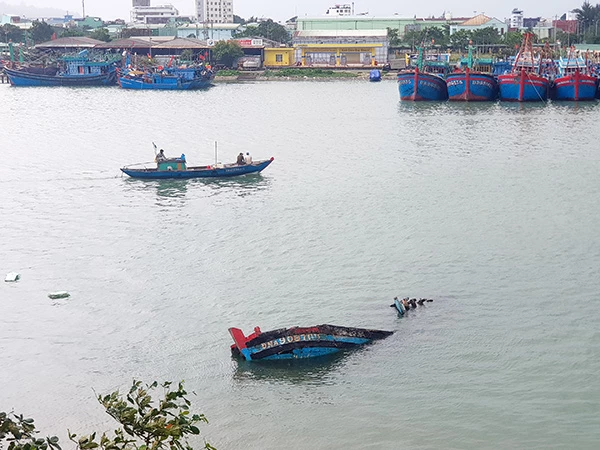 Tàu cá của ngư dân bị chìm tại khu vực Âu thuyền, cảng cá Thọ Quang Tàu cá của ngư dân bị chìm tại khu vực Âu thuyền, cảng cá Thọ Quang
