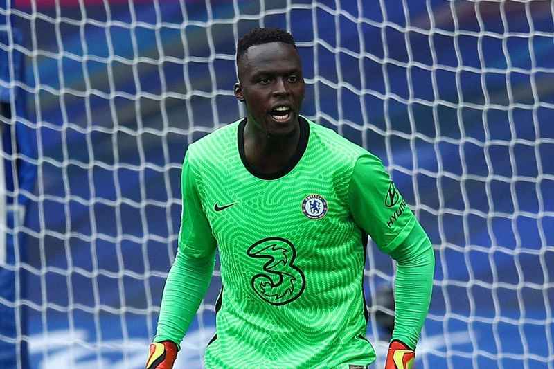 Thủ môn: Edouard Mendy (Rennes đến Chelsea, 24 triệu euro).