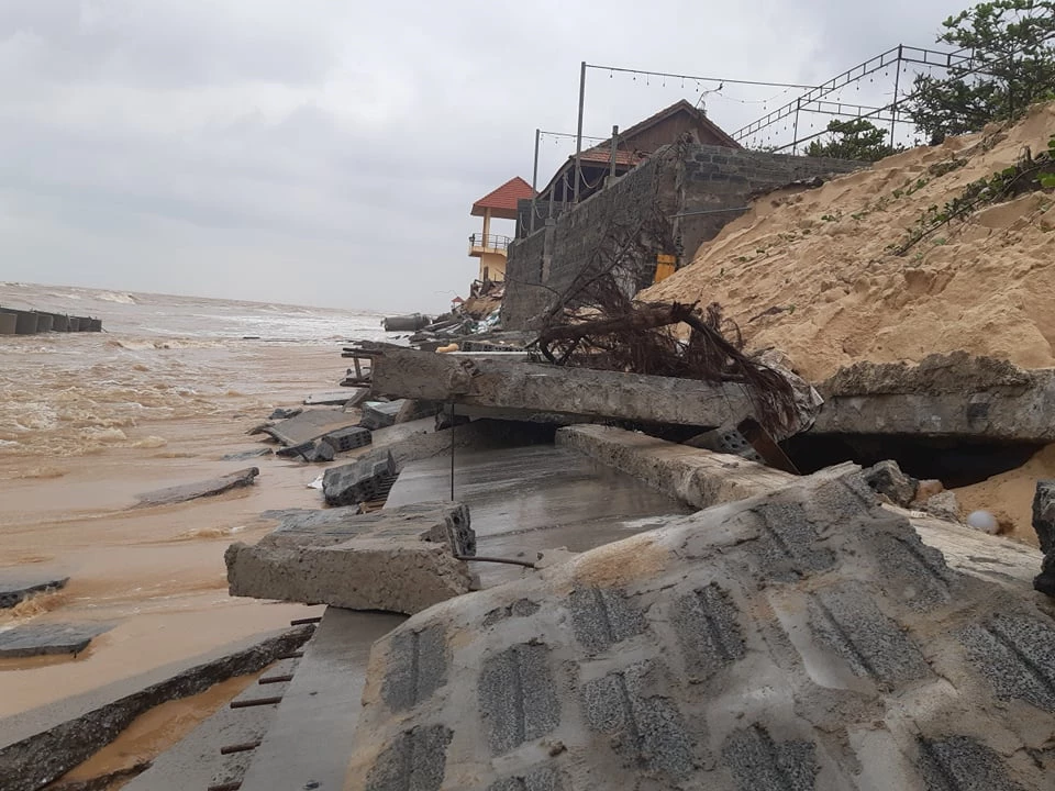 1: Kè biển Quang Phú – Hải Thành được đầu tư 35 tỷ đồng bị sóng đánh tan hoang.