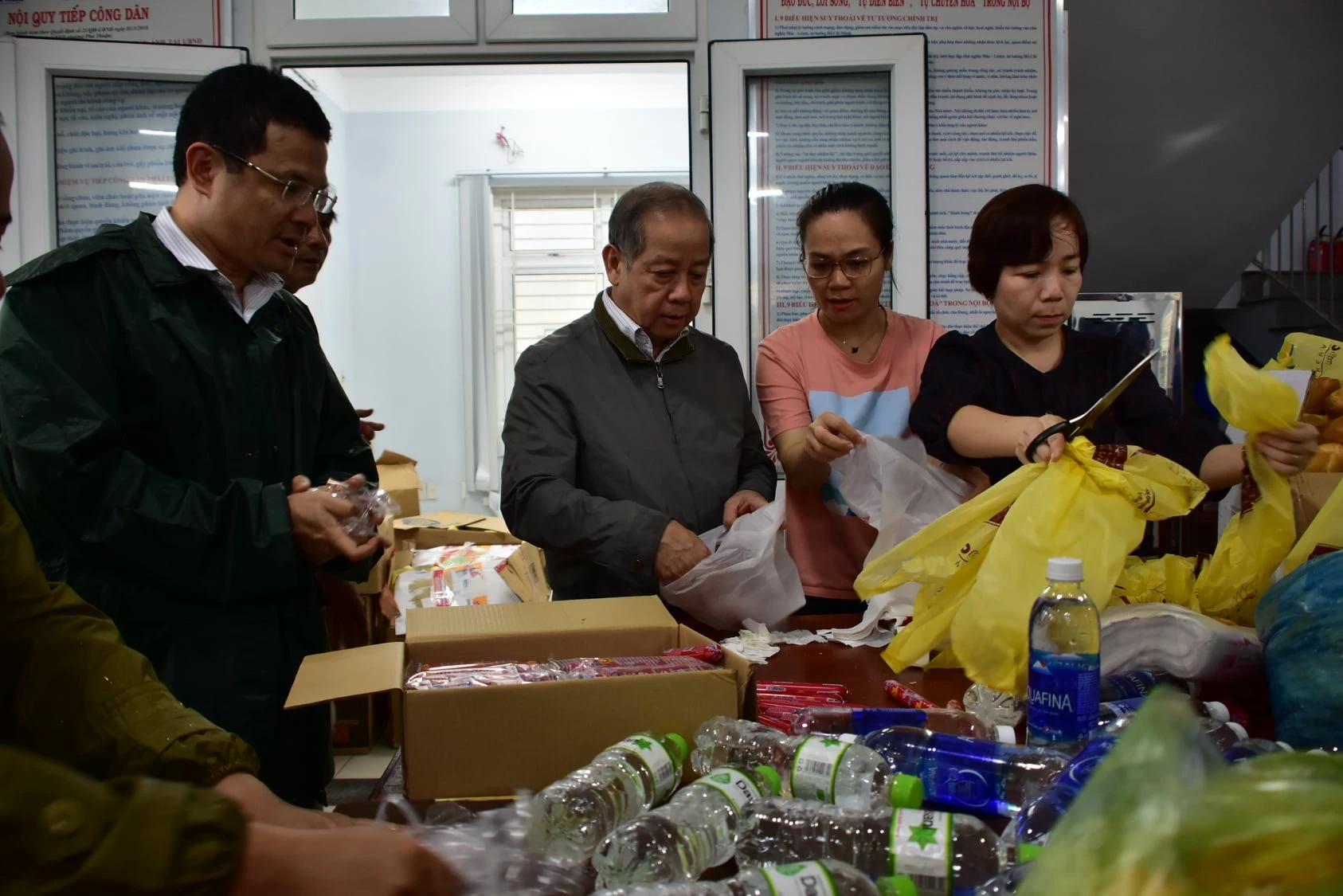 Chủ tịch UBND tỉnh Thừa Thiên Huế Phan Ngọc Thọ cùng gói quà với mọi người để hỗ trợ người dân vùng bị ngập lụt.