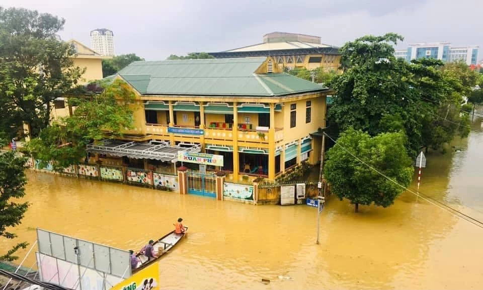 Một trường học ở Thừa Thiên Huế bị nước lũ bủa vây.