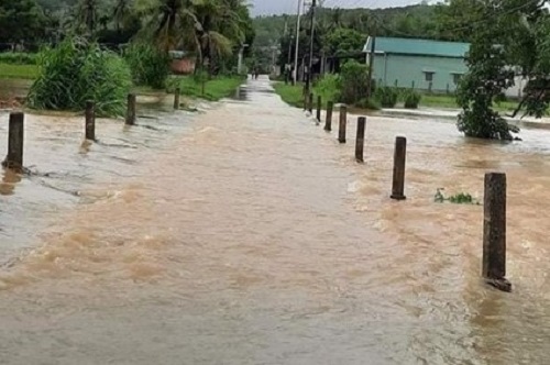 Lâm Đồng: Một phụ nữ bị nước lũ cuốn trôi, hồ Đơn Dương xả tràn điều tiết nước