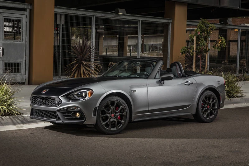 2. Fiat 124 Spider 2020 (giá khởi điểm: 25.390 USD).