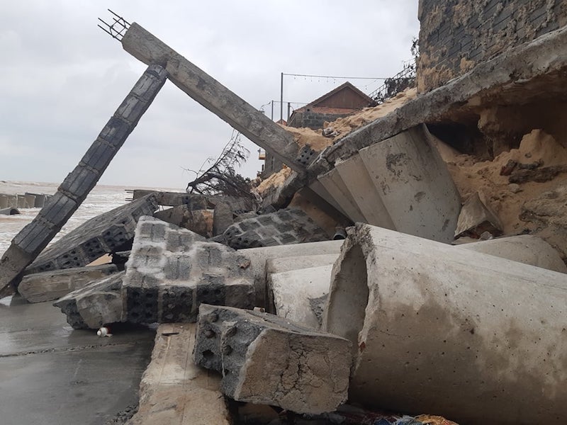 Kè biển 35 tỷ ở Quảng Bình bị sóng đánh tan hoang