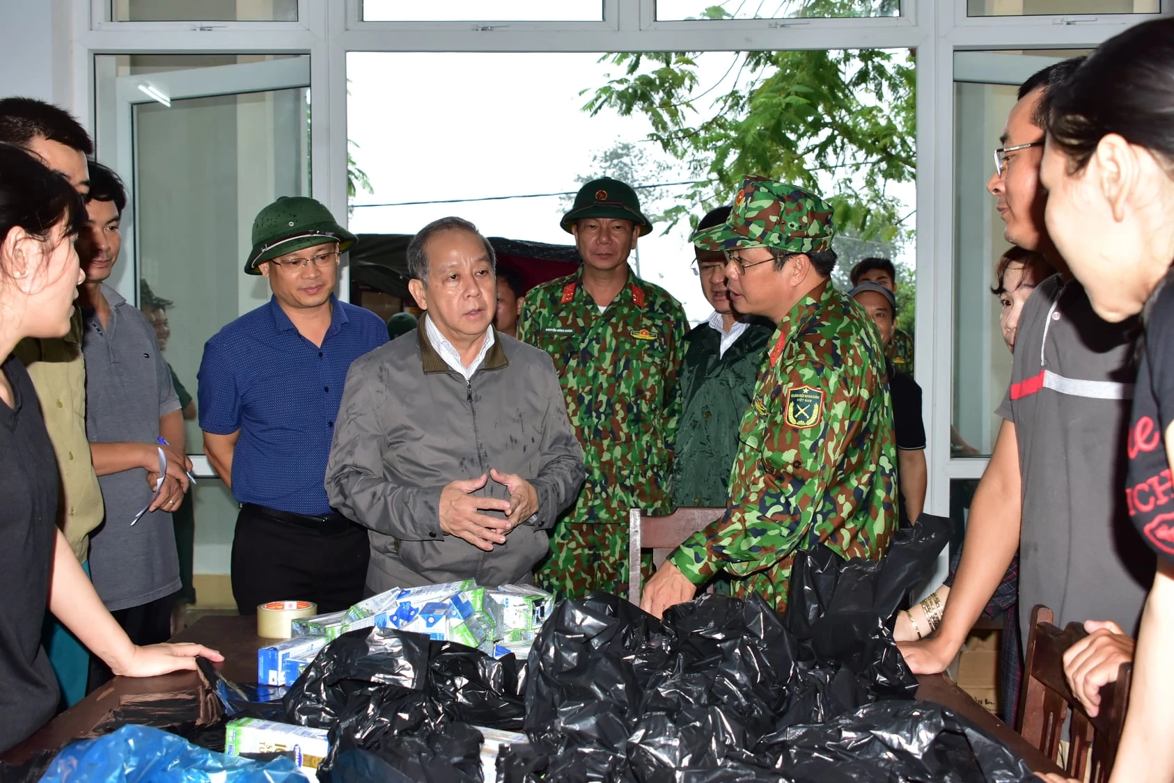 Chủ tịch tỉnh Thừa Thiên Huế yêu cầu các phần quà cần đưa đến tận tay người dân càng sớm càng tốt.