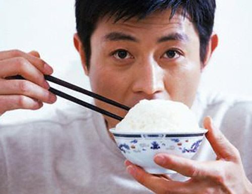 Những sai lầm khi ăn trưa làm ảnh hưởng đến sức khỏe của bạn