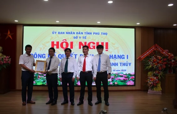 Ông Hồ Đại Dũng – Uỷ viên Ban thường vụ Tỉnh uỷ, Phó Chủ tịch UBND tỉnh đã trao Quyết định của Chủ tịch UBND tỉnh về việc nâng hạng 1 cho Trung tâm Y tế huyện Thanh Thủy.