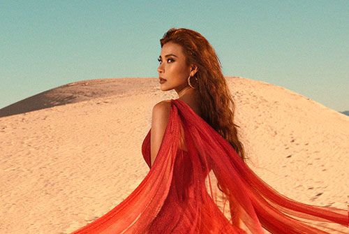 Thúy Diễm khoe dáng trên đồi cát ở Phan Thiết