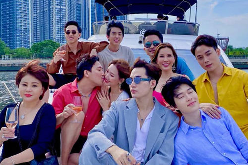 Hội bạn tụ tập trên du thuyền sang chảnh, nhưng nổi nhất vẫn là nụ hôn của MC Trấn Thành và Hari Won