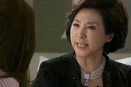 Bố mẹ chồng hay ép con dâu phải làm theo ý mình, chị vợ có màn xử lý "mất lòng trước được lòng sau" khiến ai cũng ủng hộ rần rần