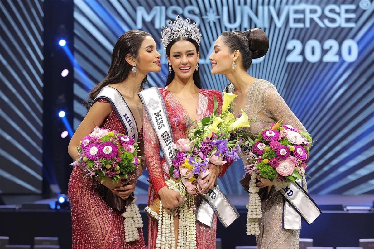 Top 3 Hoa hậu Hoàn vũ Thái Lan 2020 tận hưởng chiến thắng bên nhau.