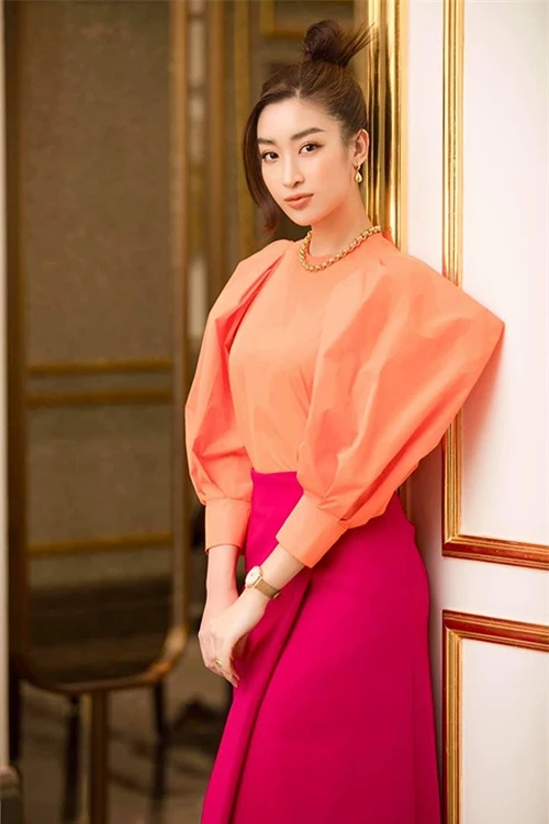 Để giúp mình có được sự mới mẻ, trendy và sành điệu khi tham gia các sự kiện, hoa hậu Đỗ Mỹ Linh cũng nhờ đến phần tư vấn của Kye Nguyễn.