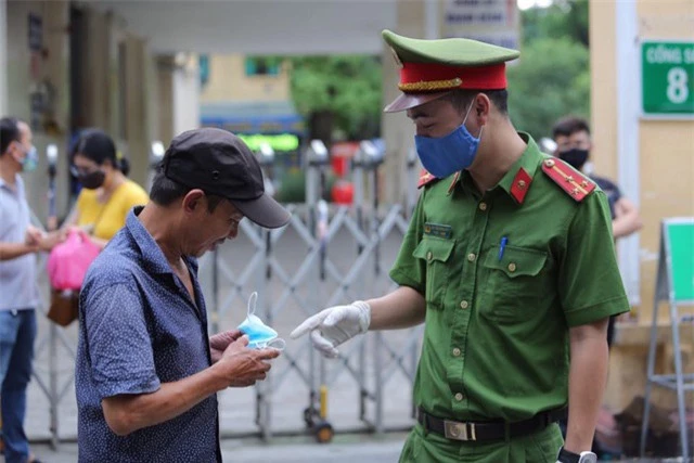 Chủ quan với kẻ thù COIVD-19, nhiều người dân TP.HCM không đeo khẩu trang ở nơi công cộng - Ảnh 1.