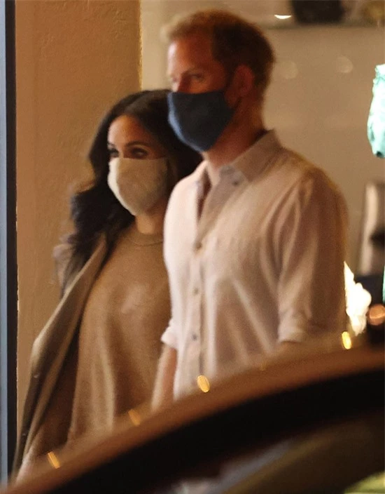 Vợ chồng Harry và Meghan tới nhà hàng ở Montecito ăn tối 7/10. Ảnh: BackGrid.